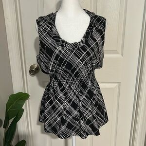 BCBG maxazira black and white sleeveless cinched waist blouse size L